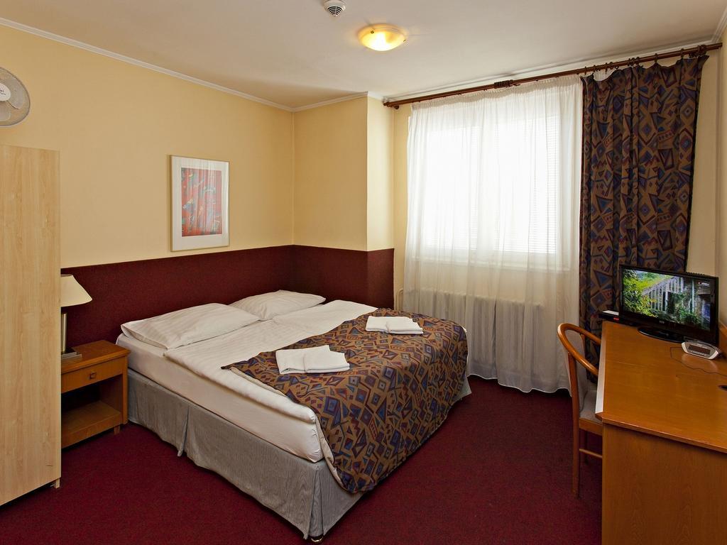 A Plus Hotel & Hostel Прага Экстерьер фото