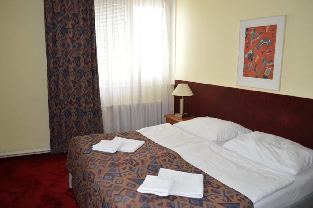 A Plus Hotel & Hostel Прага Экстерьер фото