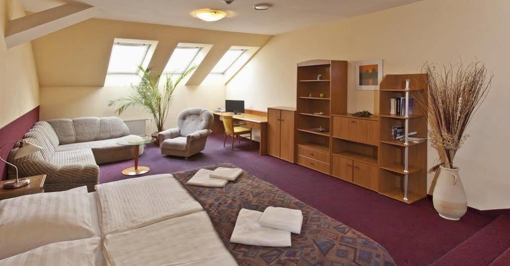A Plus Hotel & Hostel Прага Экстерьер фото